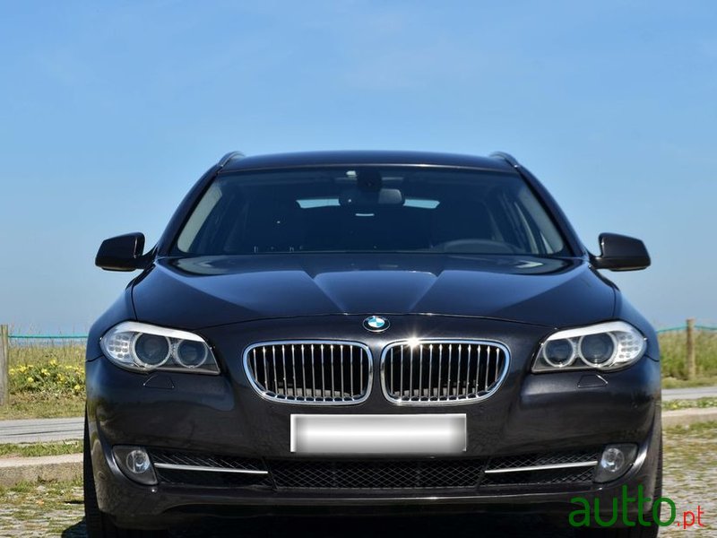 2011' BMW 520 Da Touring Executive photo #2