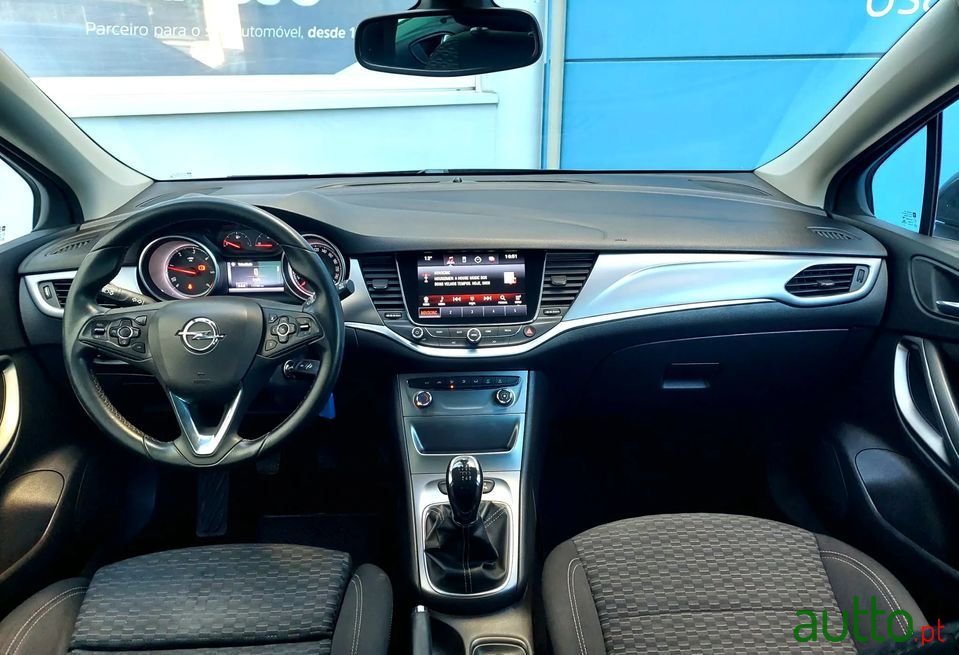 2016' Opel Astra photo #2
