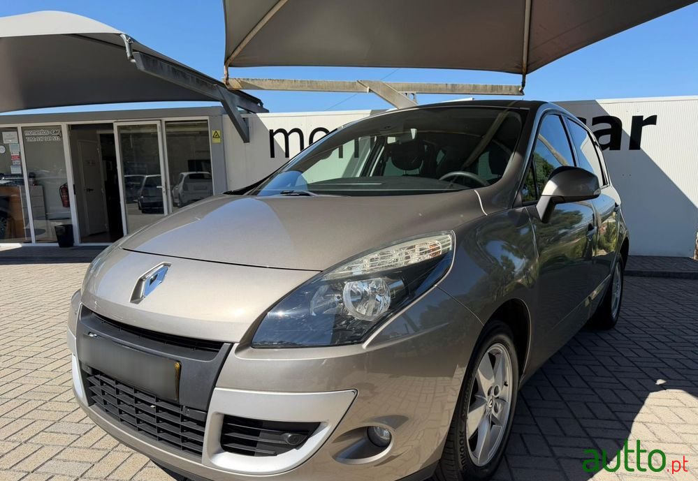 2010' Renault Scenic photo #1