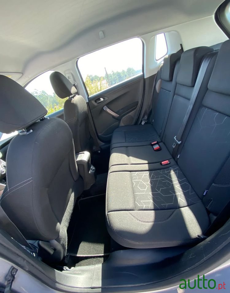 2015' Peugeot 2008 photo #6