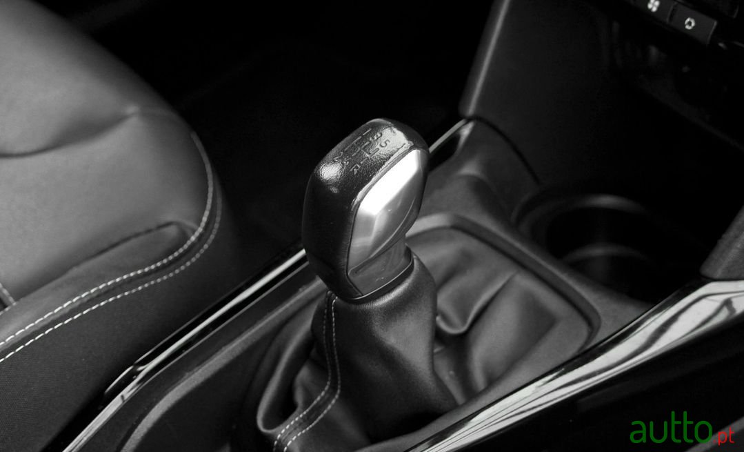 2018' Peugeot 2008 photo #5