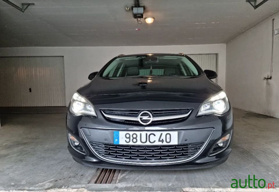 2012' Opel Astra Sports Tourer photo #3