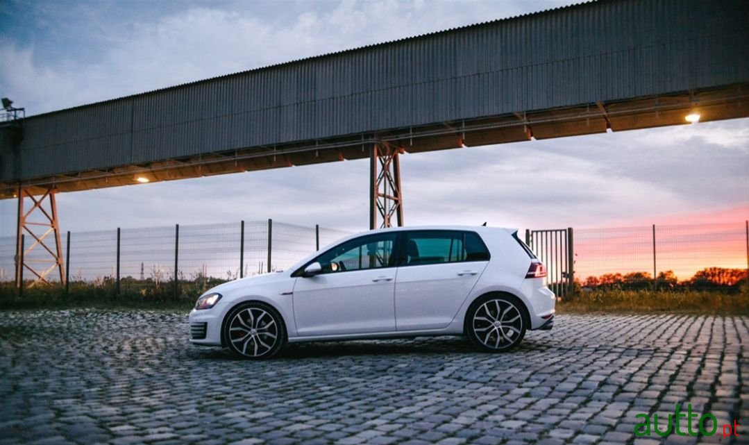 2014' Volkswagen Golf photo #3