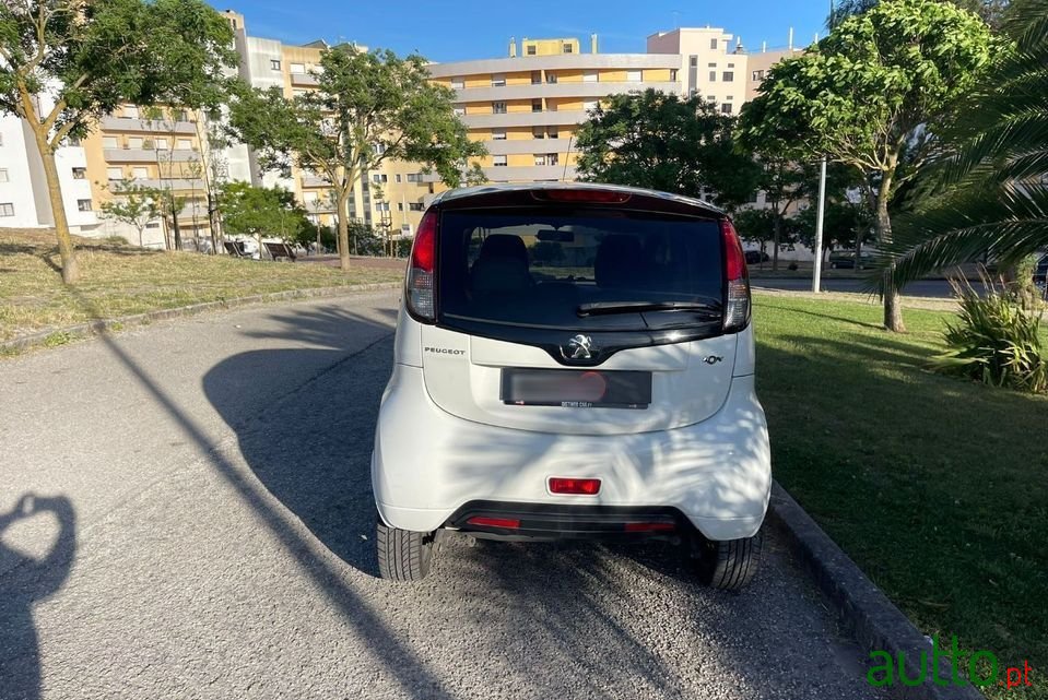 2011' Peugeot iOn photo #4