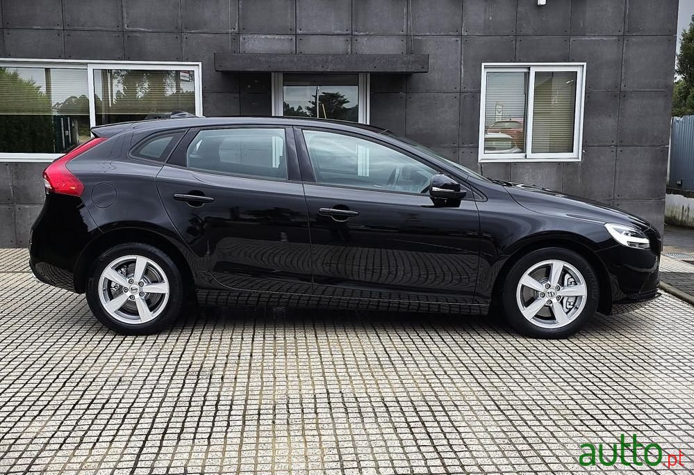 2018' Volvo V40 photo #6