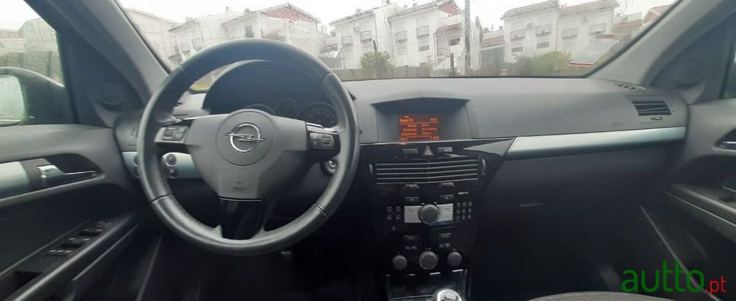 2008' Opel Astra photo #2