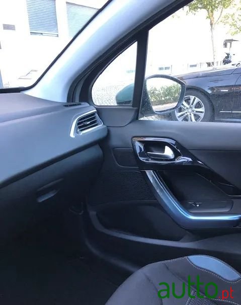 2012' Peugeot 208 1.4 Hdi Allure photo #6