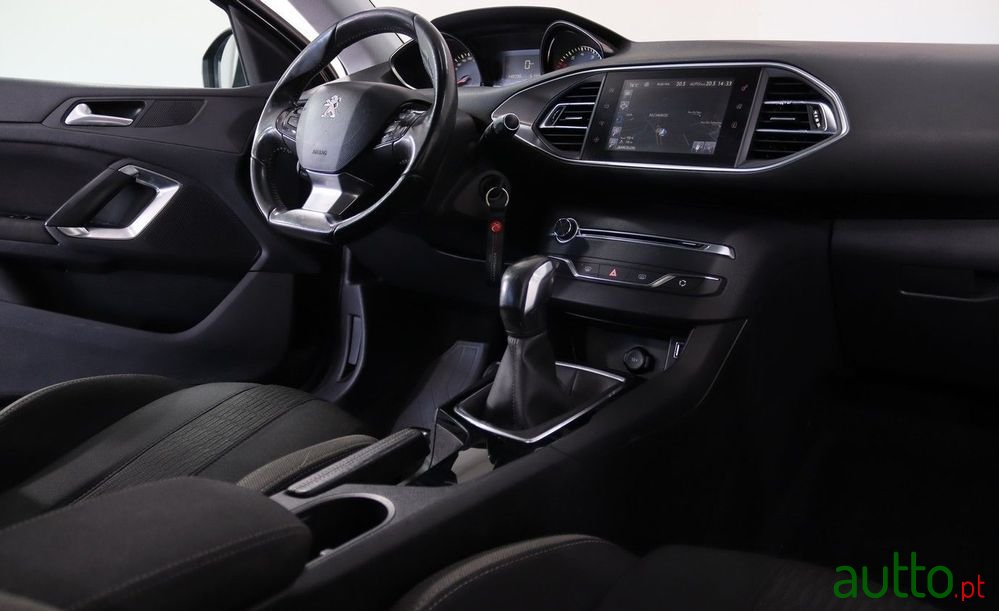 2015' Peugeot 308 photo #5