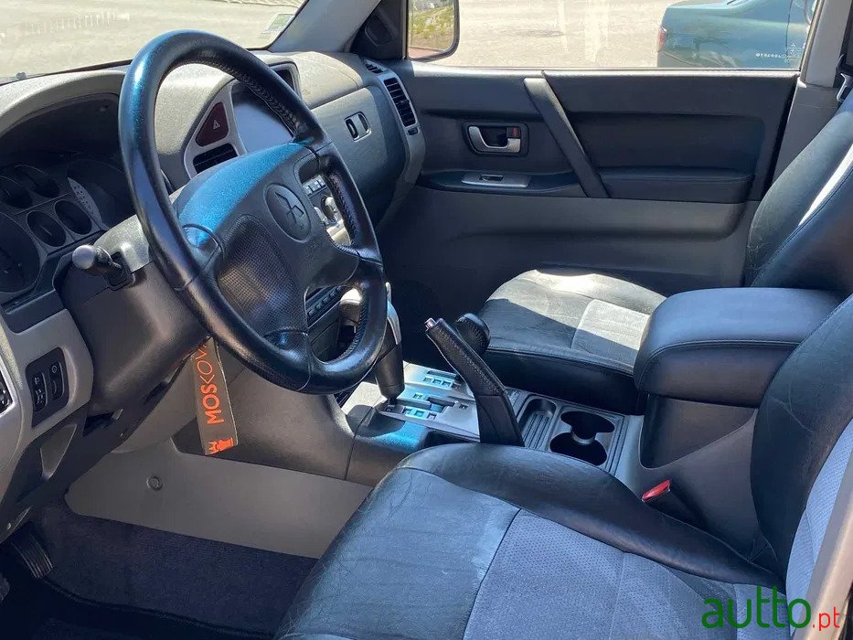 2015' Mitsubishi Pajero photo #5