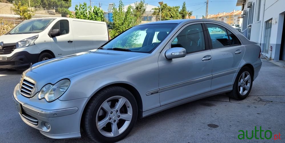 2004' Mercedes-Benz C 220 photo #2