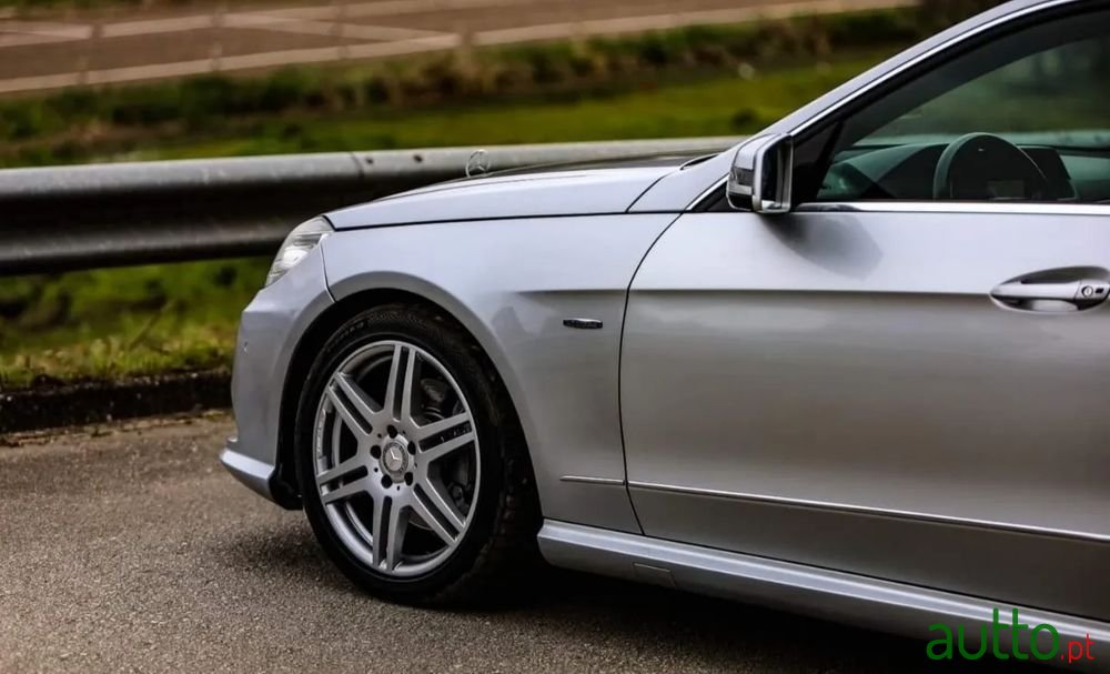 2010' Mercedes-Benz Classe E photo #6