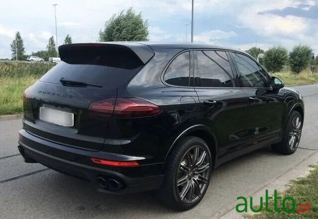 2015' Porsche Cayenne S E-Hybrid photo #4
