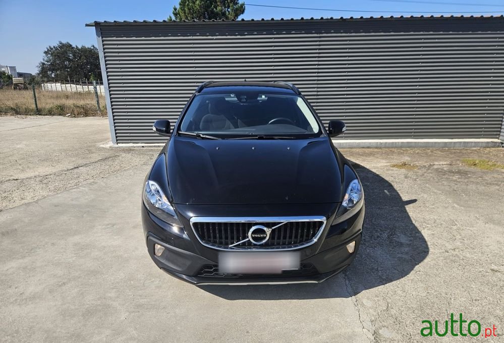 2017' Volvo V40 Cross Country photo #2