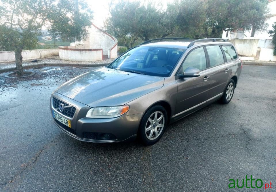 2010' Volvo V70 photo #1