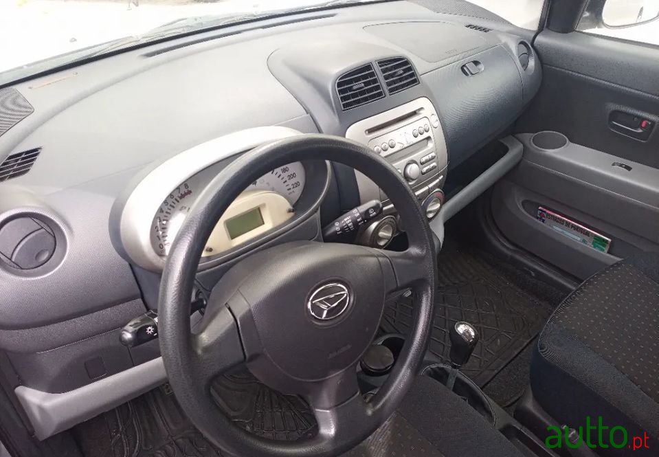 2010' Daihatsu Sirion photo #6