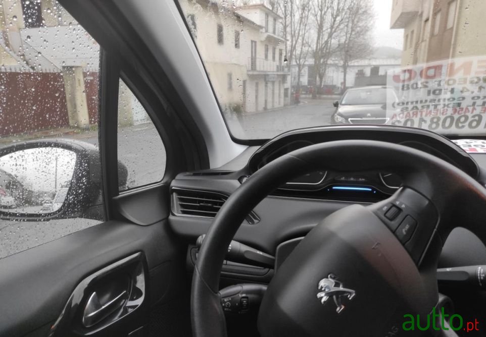 2013' Peugeot 208 Active photo #4