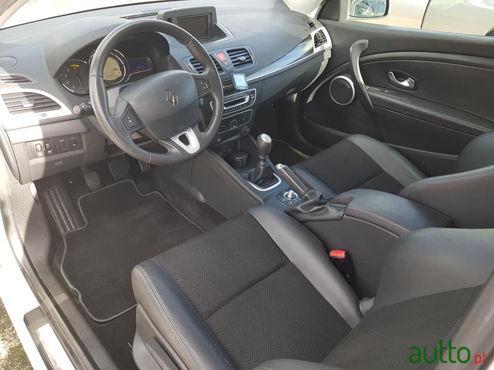 2011' Renault Megane COUPE DCI photo #5