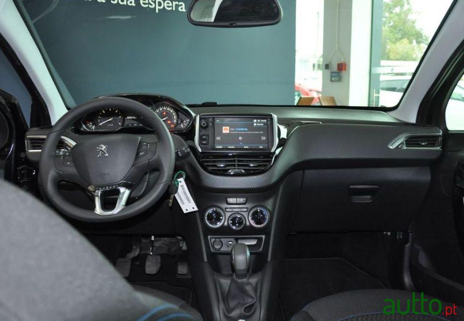 2018' Peugeot 208 Style 1.2 Puretech 82 Cvm5 photo #2