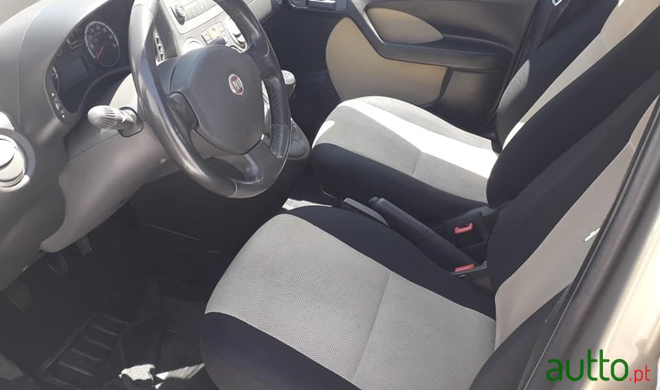 2012' Fiat Panda photo #2