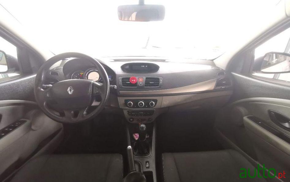 2011' Renault Megane Sport Tourer photo #2