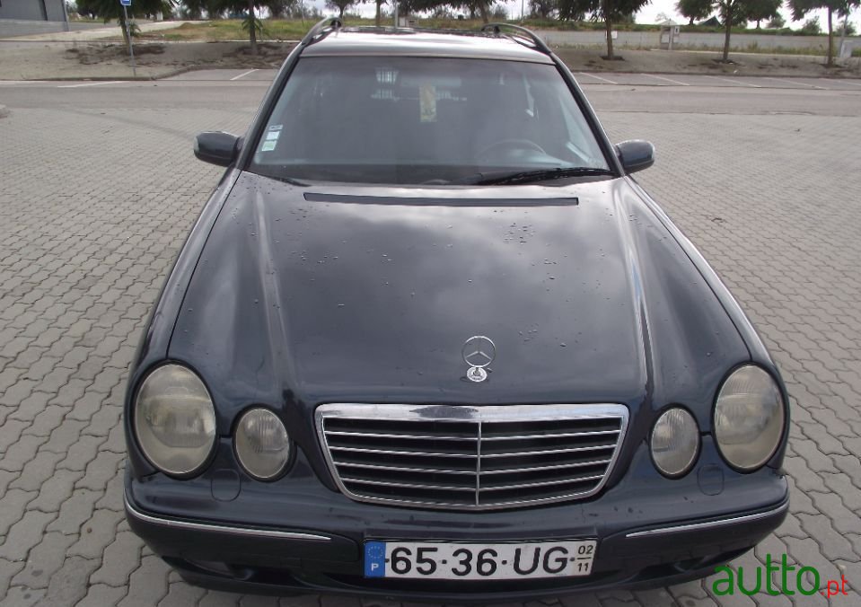 2002' Mercedes-Benz E-220 photo #5