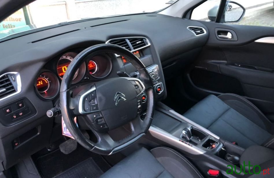 2011' Citroen C4 photo #1