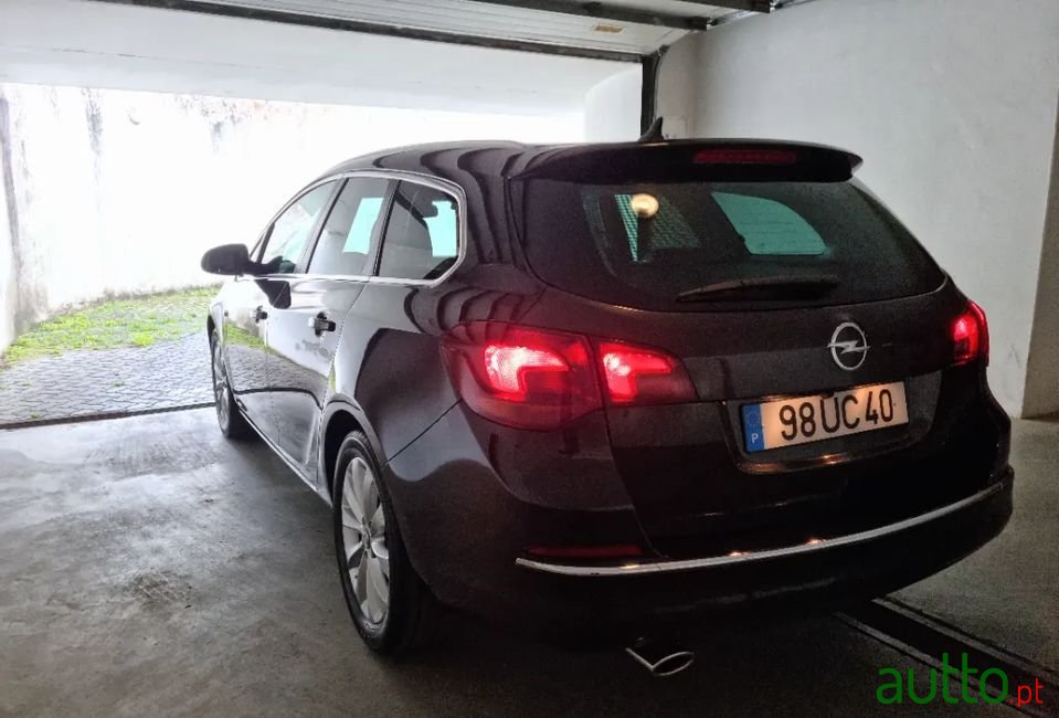 2012' Opel Astra Sports Tourer photo #6