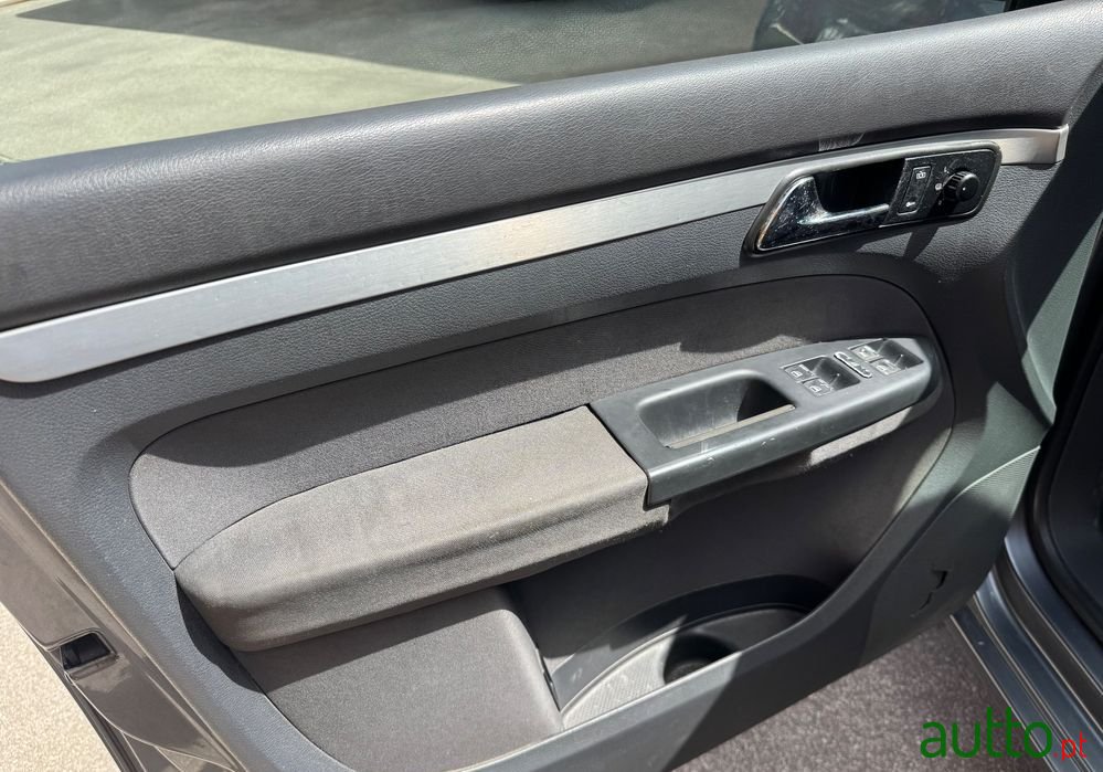 2005' Volkswagen Touran photo #5