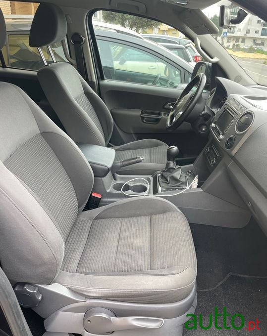 2011' Volkswagen Amarok photo #5