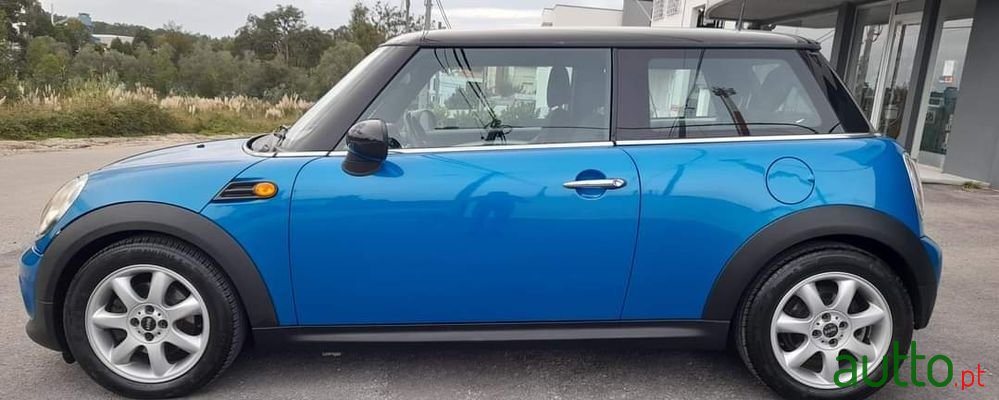 2011' MINI Cooper D photo #2