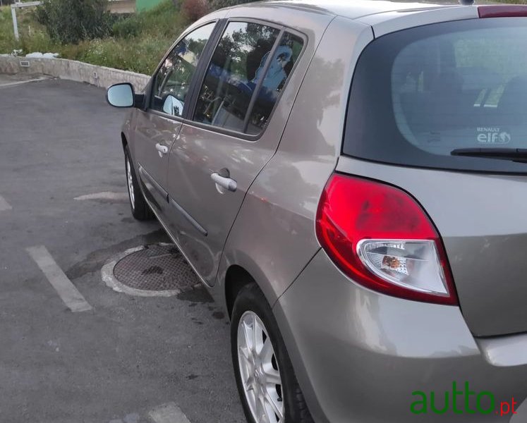 2010' Renault Clio photo #3