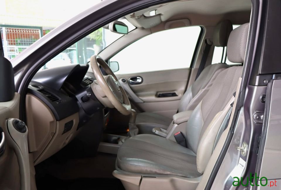 2004' Renault Megane photo #5