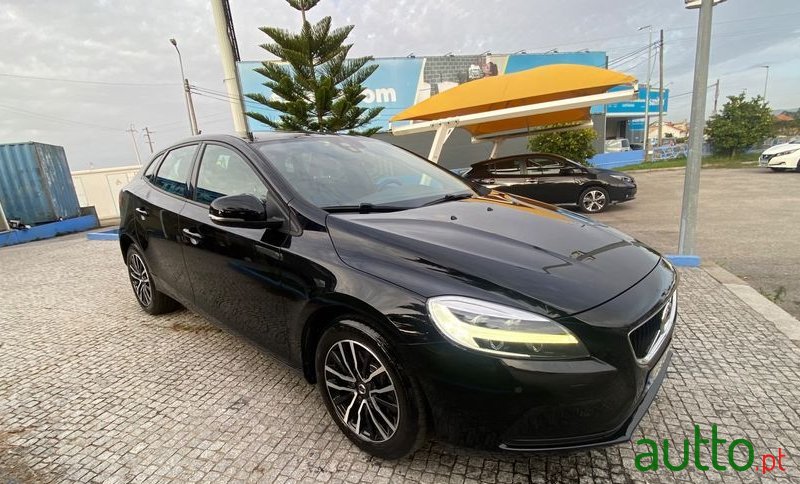 2019' Volvo V40 photo #3