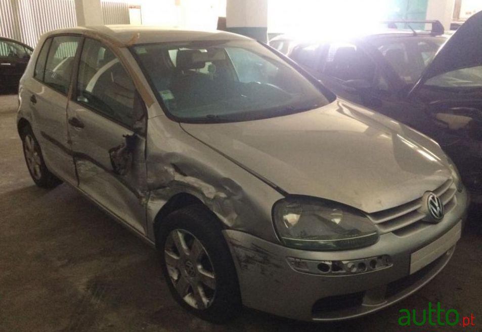 2004' Volkswagen Golf photo #2