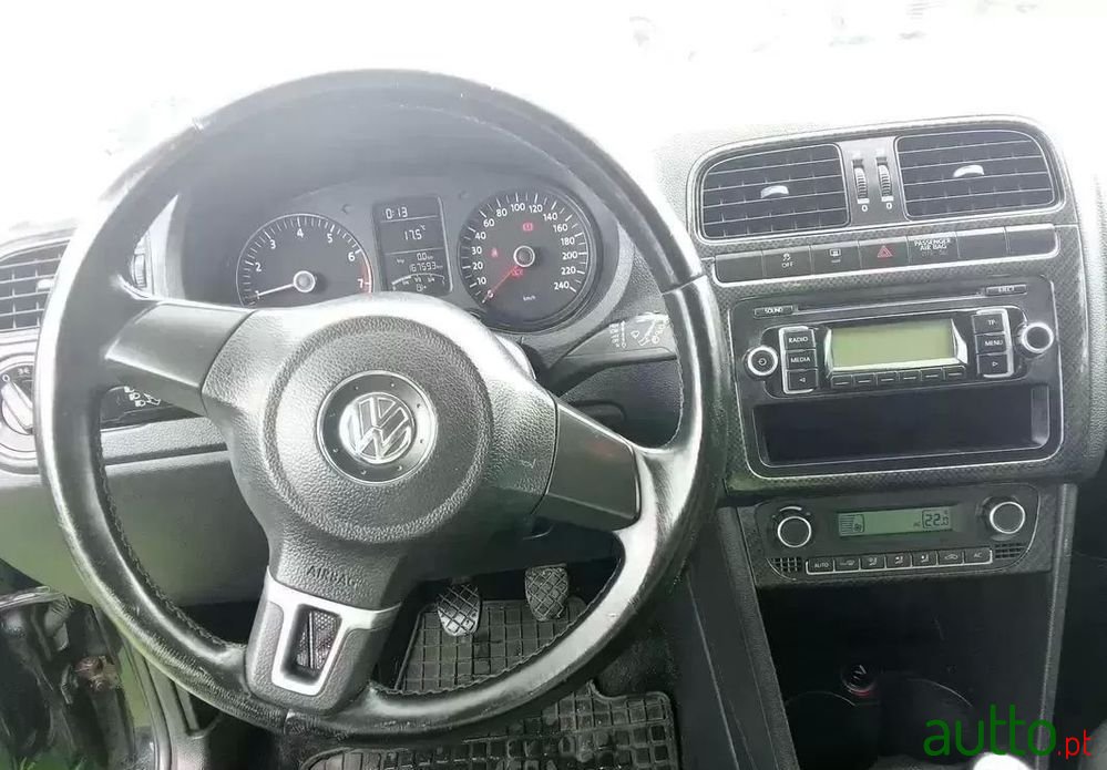 2010' Volkswagen Polo photo #6