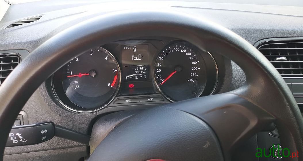 2015' Volkswagen Polo photo #4