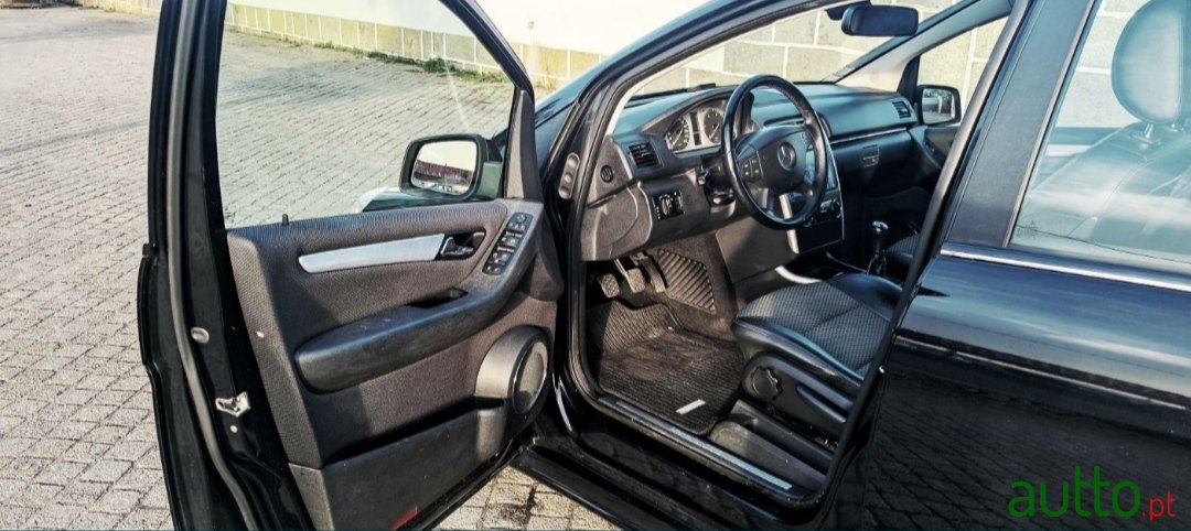 2010' Mercedes-Benz B 180 photo #7