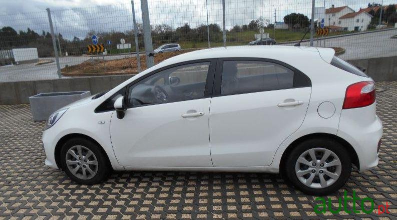 2015' Kia Rio photo #2