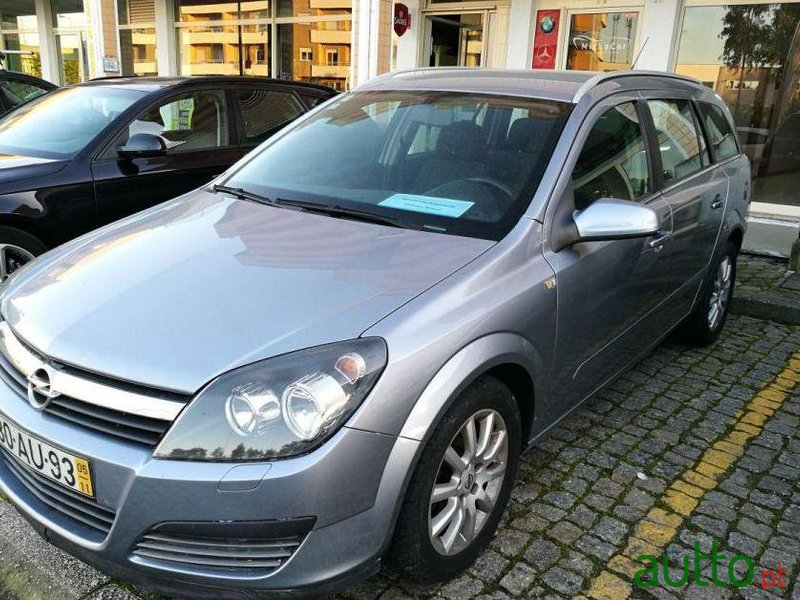2005' Opel Astra 1.3 Cdti Elegance photo #2
