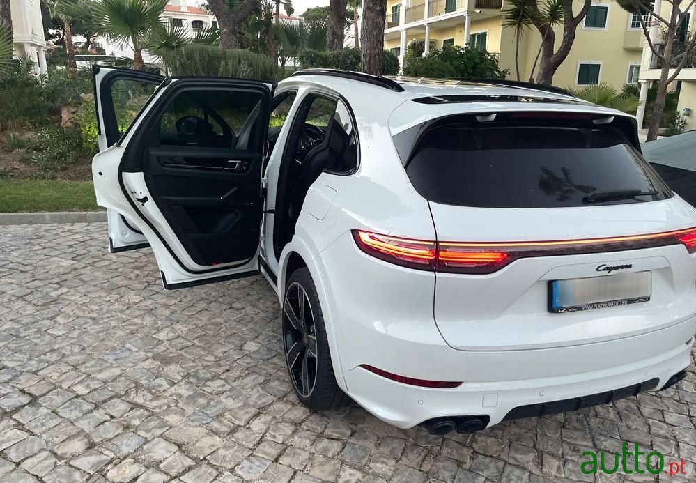 2020' Porsche Cayenne photo #2