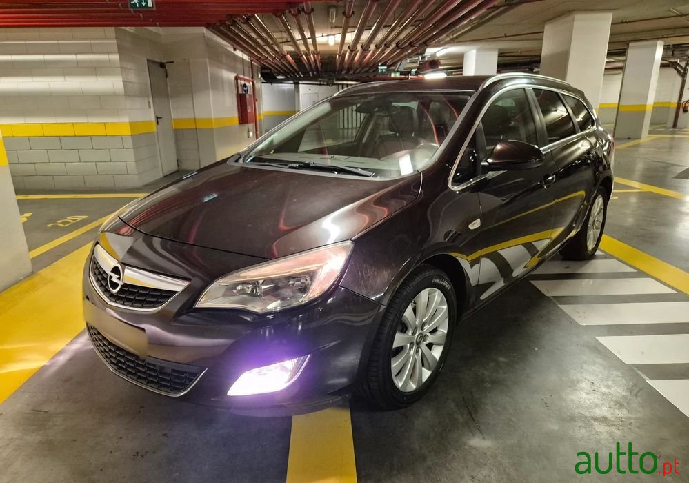 2011' Opel Astra Sports Tourer photo #3