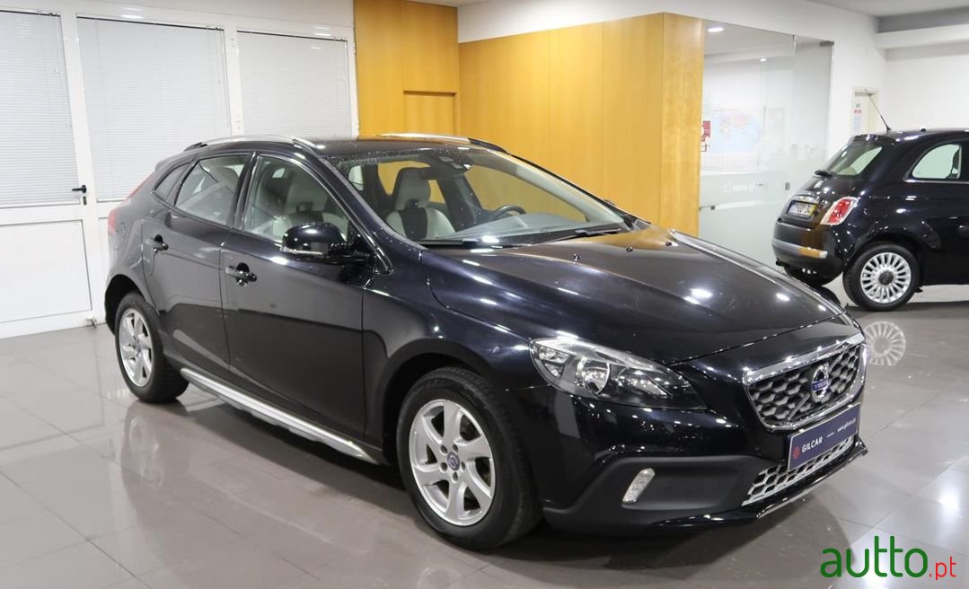 2015' Volvo V40 Cross Country photo #2