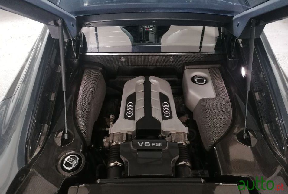 2011' Audi R8 Quattro photo #3