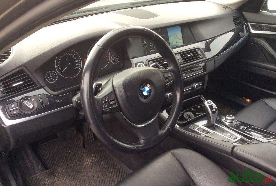 2011' BMW 520 Carrinha photo #1