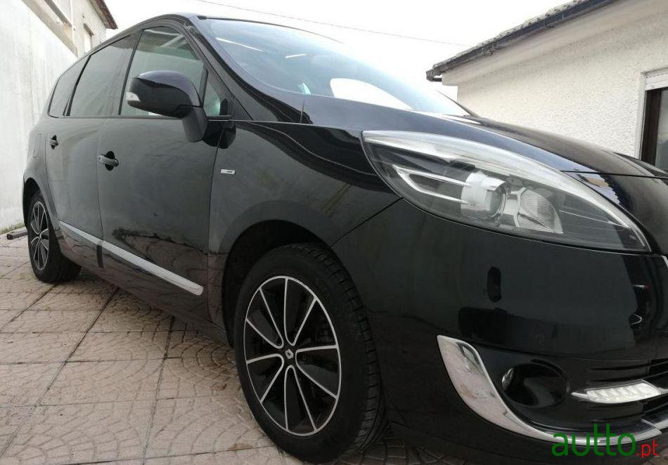 2012' Renault Grand Scenic photo #2