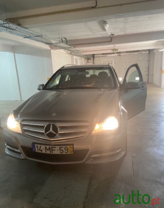 2011' Mercedes-Benz C-250 photo #5