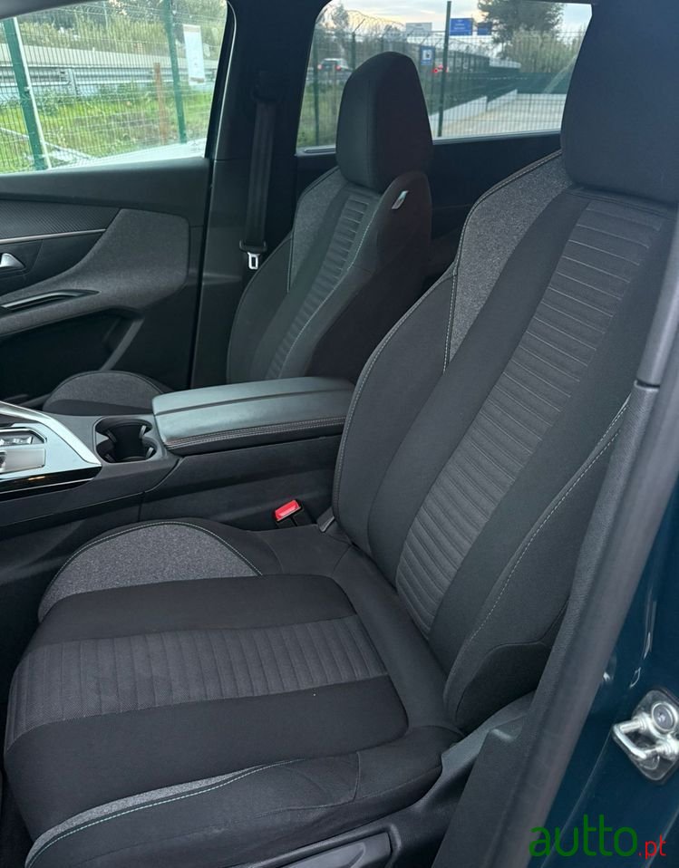 2022' Peugeot 5008 photo #2