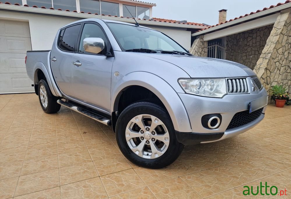 2011' Mitsubishi L200 photo #1