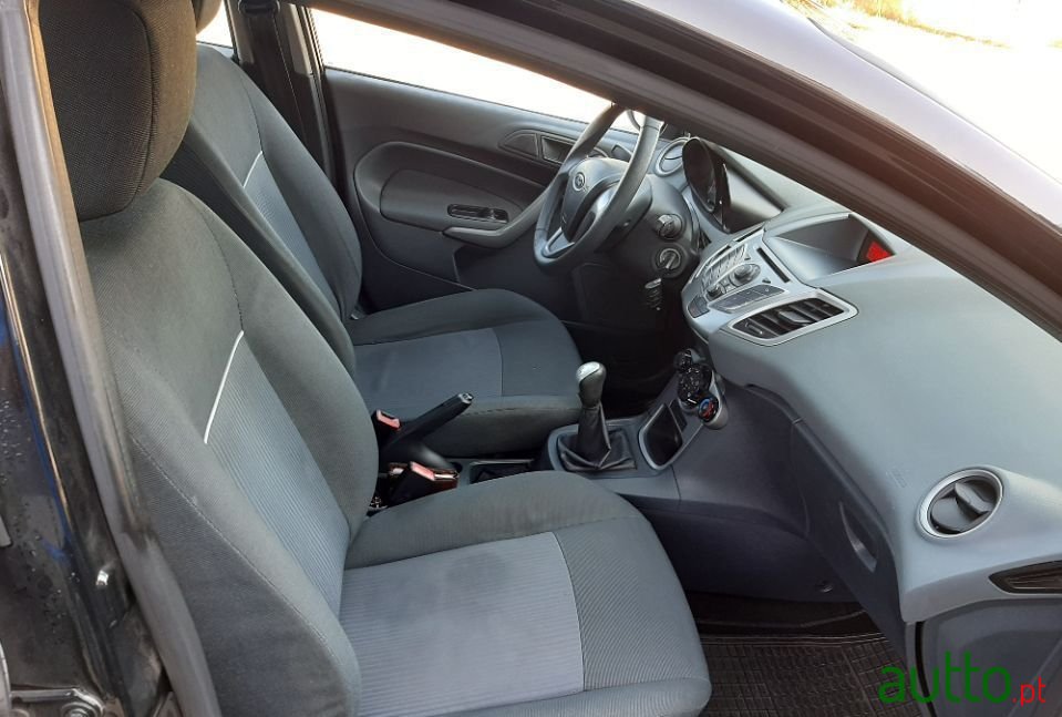 2011' Ford Fiesta photo #4