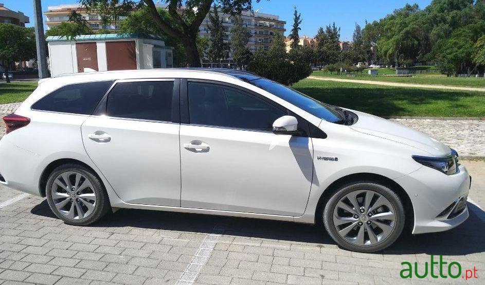 2017' Toyota Auris Touring Sports photo #2